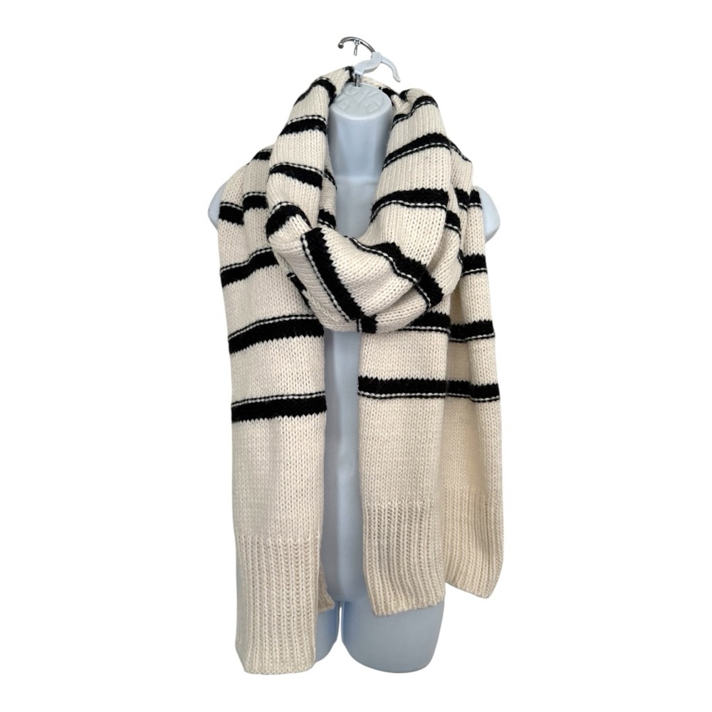 Zara Oversized Black and Cream Knit Scarf. - Picture 4 of 14